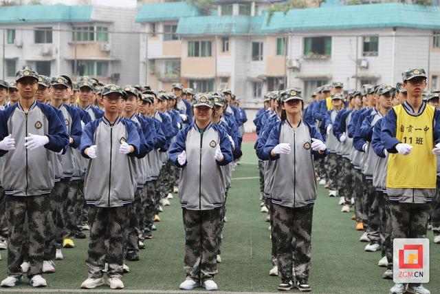 自贡一中举行高2024级军训汇报展示活动