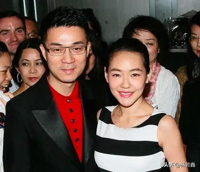 小s跟老公现身信义区人气爆棚，小s喝了粉丝递的酒，网友：真性情-小s跟她老公