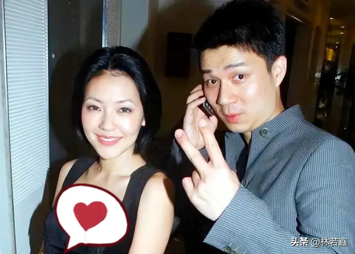 小s跟老公现身信义区人气爆棚，小s喝了粉丝递的酒，网友：真性情-小s跟她老公