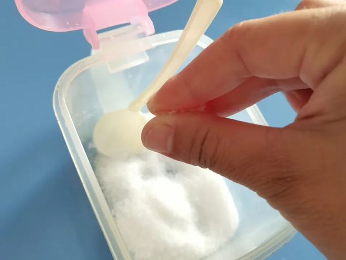 1小捏约0.5克（女性手指），图片来源：作者提供