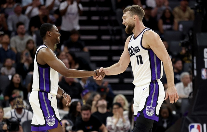 NBA季前赛：勇士28记三分射落国王 库里13分德罗赞首秀6中6-2020勇士队季前赛