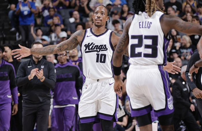 NBA季前赛：勇士28记三分射落国王 库里13分德罗赞首秀6中6-2020勇士队季前赛