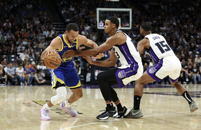 NBA季前赛：勇士28记三分射落国王 库里13分德罗赞首秀6中6-2020勇士队季前赛