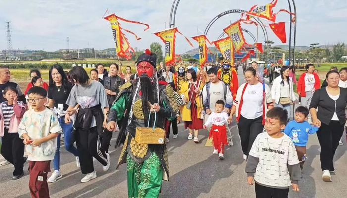 游客在晋中市太谷区象峪谷神农世界游玩