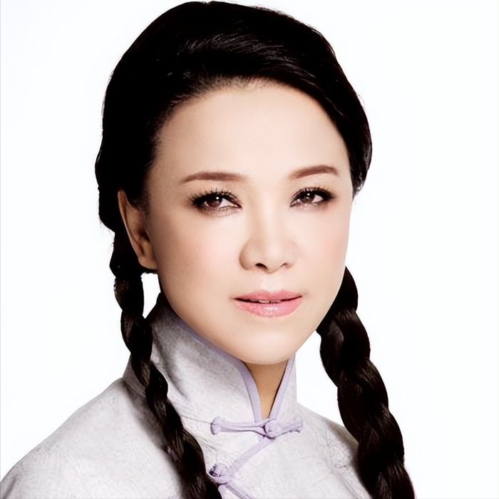 金曼先后诞生下了两个儿子,大儿子叫佟帅,小儿子叫金虎,就这样一家四