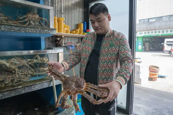 鲜活帝王蟹。周宣羽 王一晓 摄