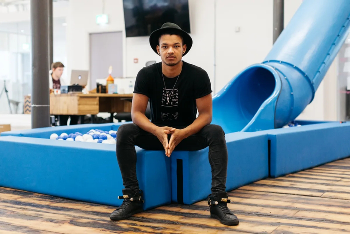 说明：靠办公室滑梯成名的Steve