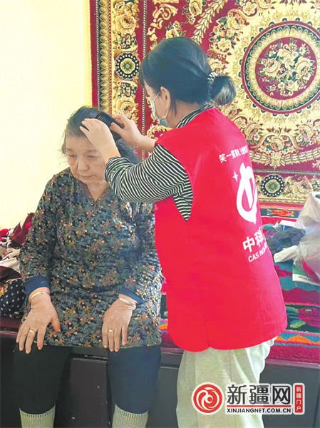 家住西北路小区的依巴代提·牙生患有高血压等多种疾病，护理员范平霞每周上门为她服务两次。（全媒体记者梁淑芳摄）