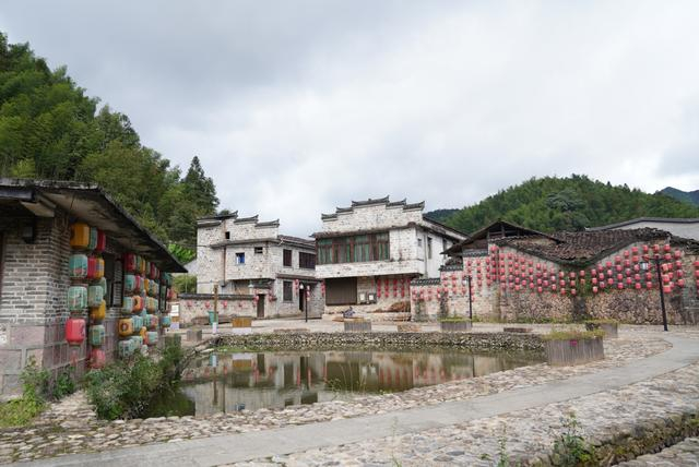 大源村红军十三师旧址挂起传统文化的非遗灯笼。 澎湃新闻记者 王珏玮 图