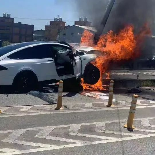 林志颖驾车撞上隔离带后起火。图源：经视直播