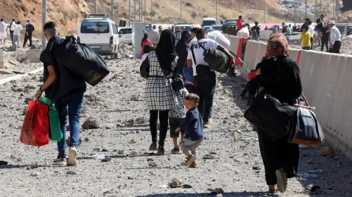 黎巴嫩南部躲避战乱的难民队伍在北上过程中遭到以军空袭。 路透社