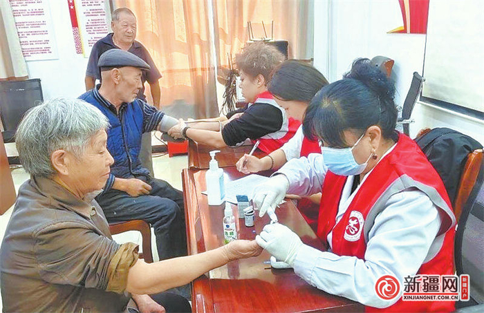 10月10日，在乌鲁木齐县甘沟乡硫磺沟社区，医务人员为村民测血糖。（全媒体记者郭军鸽摄）