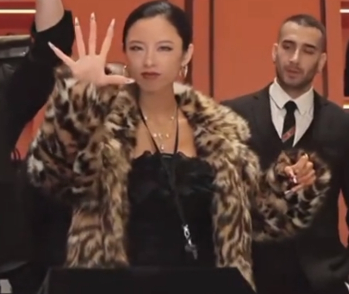 浑身名牌的富婆,卖5块一条内裤成直播一姐?中年男人那么好收割吗?|COCO|澳门|男装|高端|直播间_新浪新闻