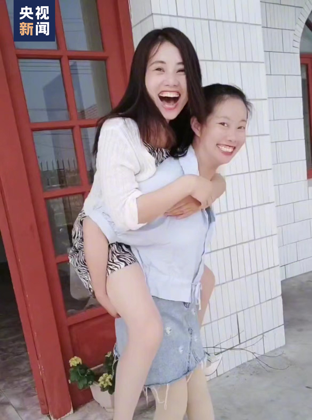 △姐妹俩还原小时候玩闹的场景