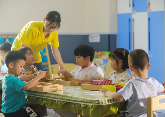 2024年8月9日，贵州毕节，黔西市莲城街道莲城社区“早教托育班”的孩子们，在老师的带领下玩积木游戏。视觉中国 资料图