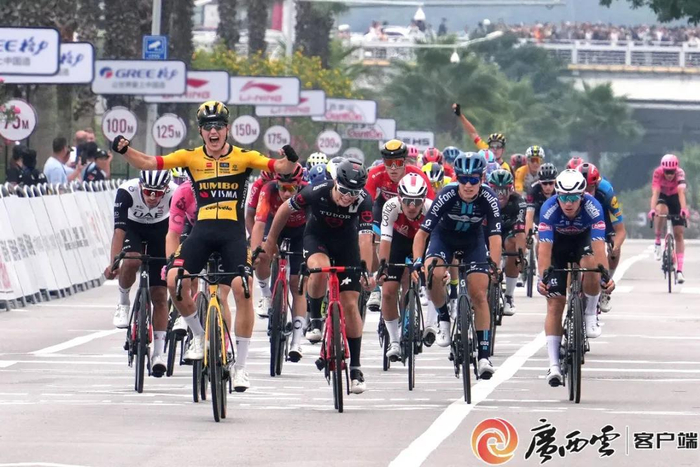 ▲2023年环广西·世巡赛南宁赛段车手冲刺夺冠。记者 徐哲 周军 摄