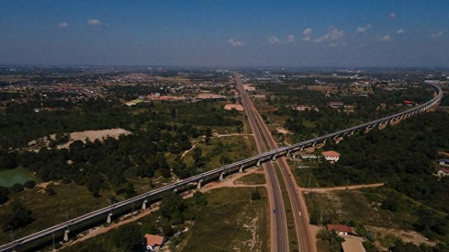 在老挝首都万象郊区拍摄的中老铁路。资料图：新华社 