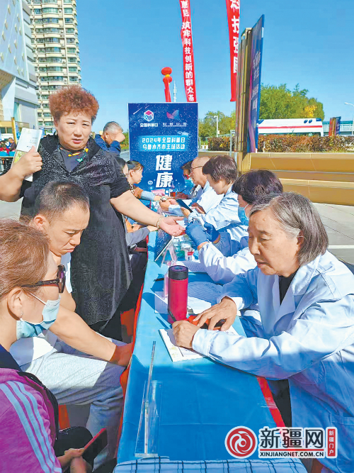 市科协“科技之光”老年科学技术工作者志愿服务队开展义诊活动。（全媒体记者王磊 通讯员雷春玲摄）