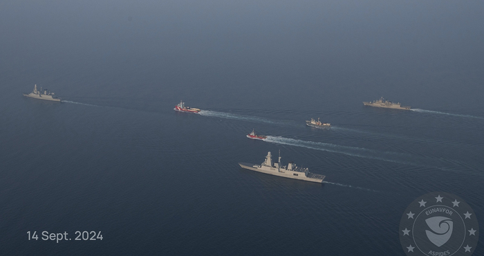 当地时间2024年9月14日，执行任务的军舰在红海为救助船只护航。来源：视觉中国