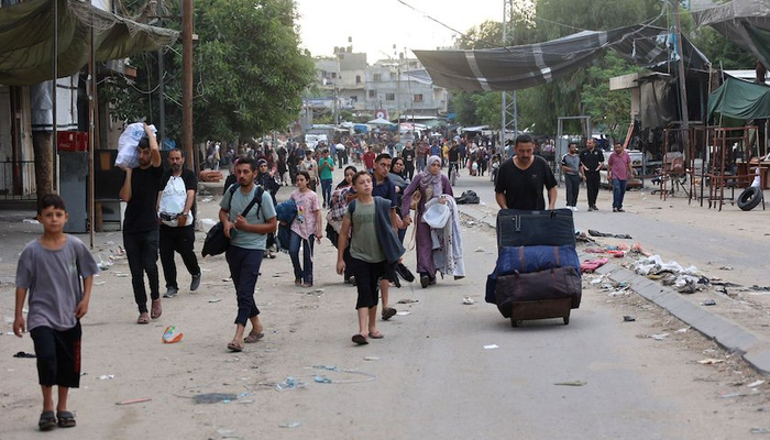 当地时间2024年10月6日，加沙城，巴勒斯坦民众从杰巴利耶撤离。来源：视觉中国