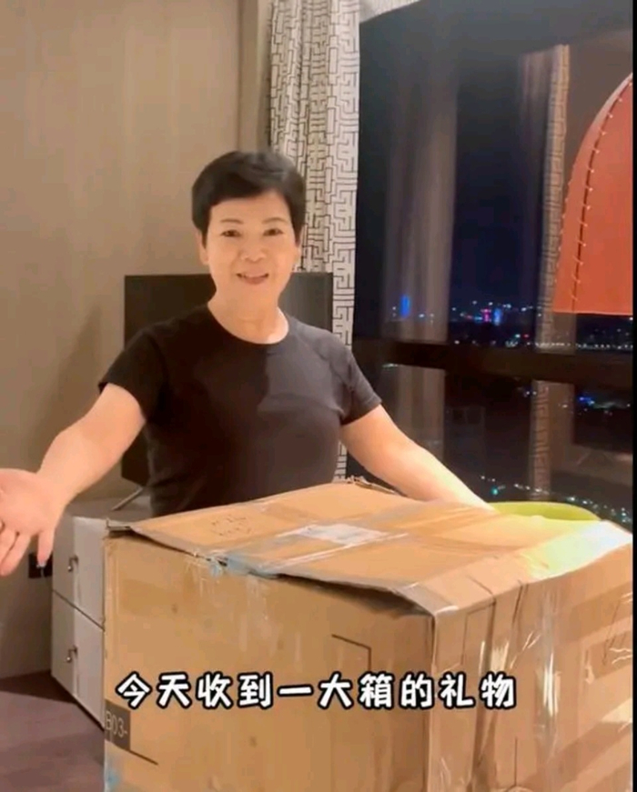 61岁倪夏莲现身张学友演唱会！63岁歌神喊“倪妹妹”：深受鼓舞-倪夏莲百度百科简介