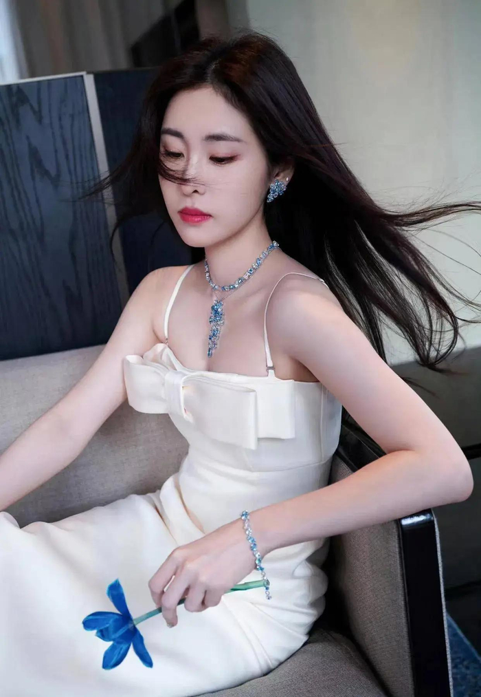 8k超标清张碧晨写真图集