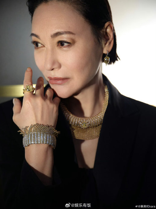 今日看展图96,从容大方优雅霸气,果然岁月不败美人,红姐64岁状态太