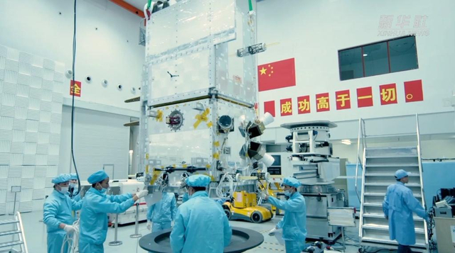 北斗卫星研制团队在工作中。资料图：新华社 