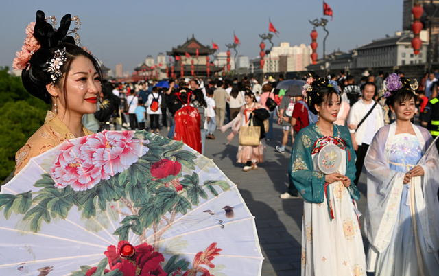 游客在西安城墙景区参观游览。资料图：新华社 