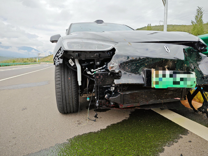 车辆撞羊和护栏后，车头受损变形