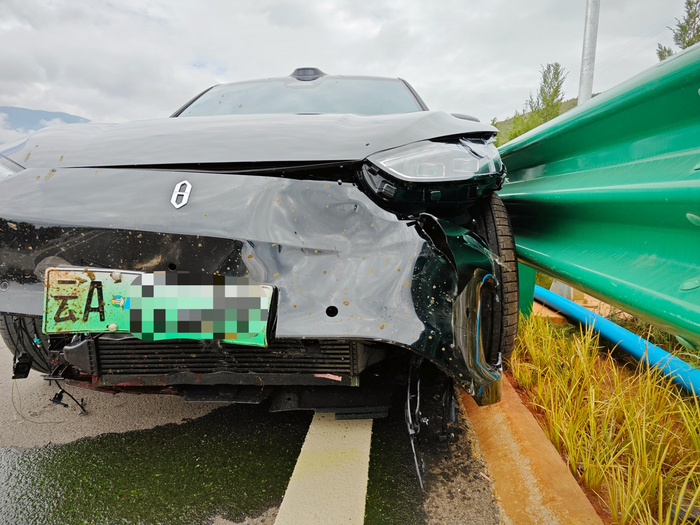 车辆撞羊和护栏后，车头受损变形