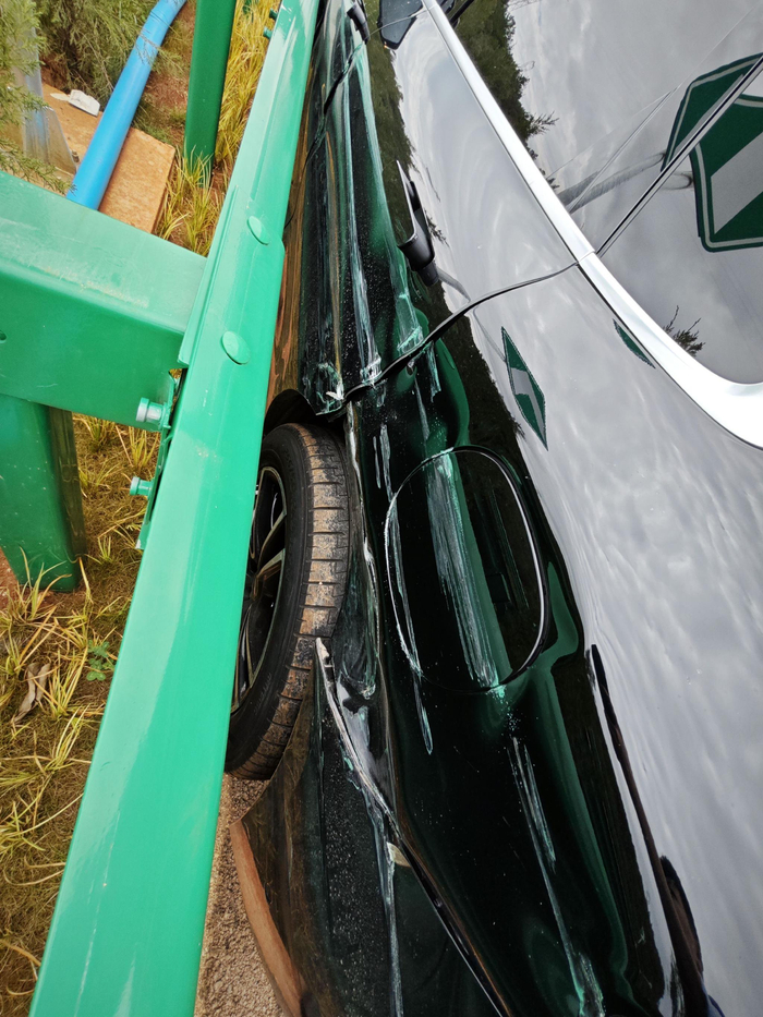 车辆撞羊和护栏后，车辆受损变形