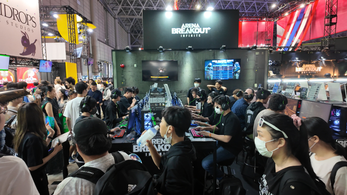 还有像是腾讯《暗区突围》的展台就很简洁，但显然不影响人气