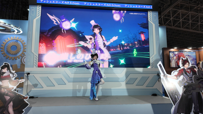 包括即将上线海外服《白荆回廊》也不再强调“二次元”概念，而是“策略卡牌”