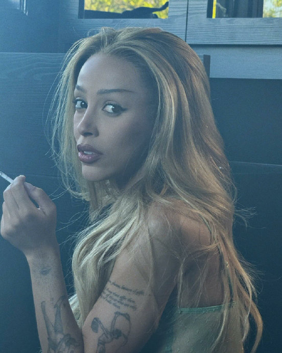 豆荚猫超绝松弛感抽烟照!