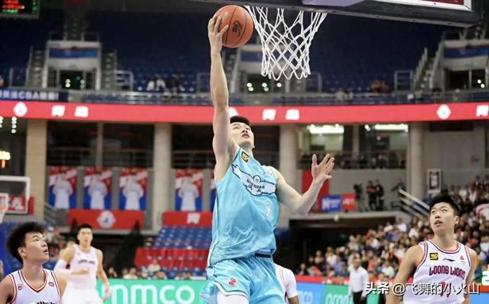 今日CBA:王睿泽26+6青岛暴揍广州，詹姆斯33+27天津逆转福建-王睿打篮球