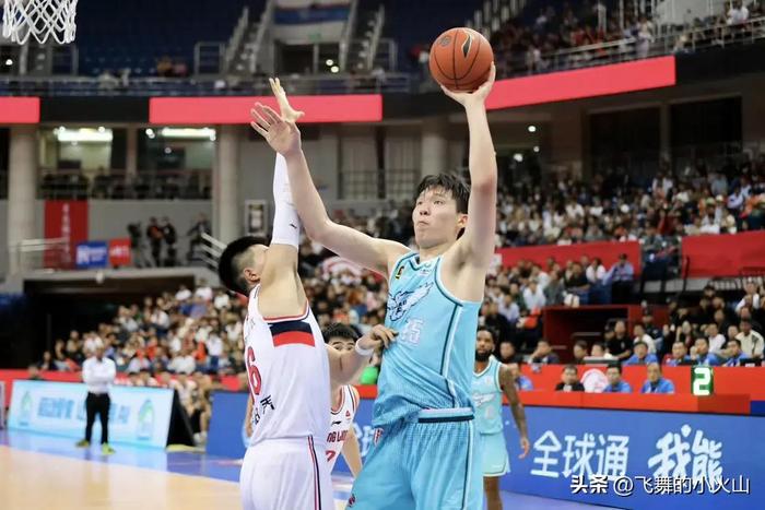 今日CBA:王睿泽26+6青岛暴揍广州，詹姆斯33+27天津逆转福建-王睿打篮球