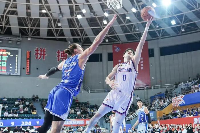 今日CBA:王睿泽26+6青岛暴揍广州，詹姆斯33+27天津逆转福建-王睿打篮球