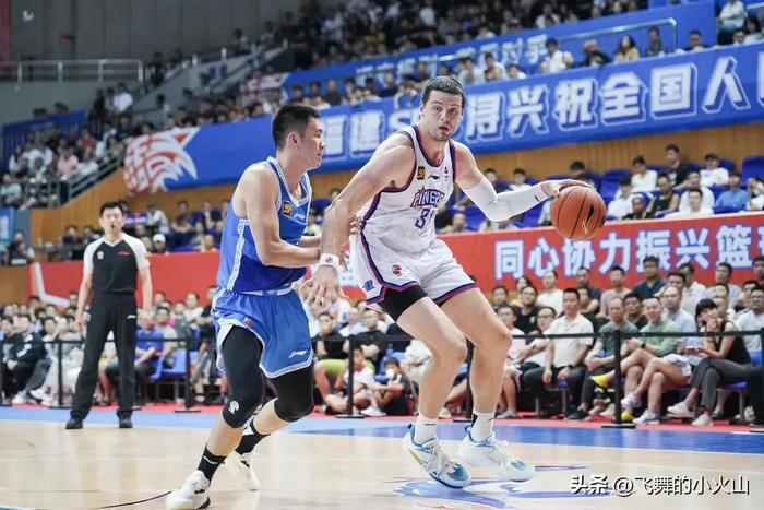 今日CBA:王睿泽26+6青岛暴揍广州，詹姆斯33+27天津逆转福建-王睿打篮球
