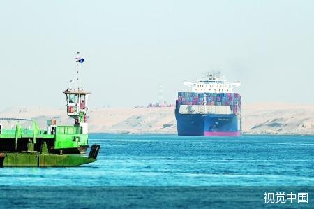 埃及伊斯梅利亚，一艘船通过苏伊士运河驶向红海。