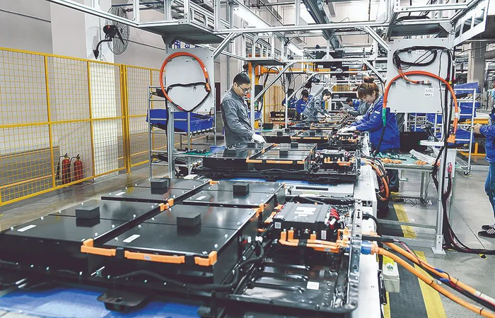 生产线工人在组装电池。