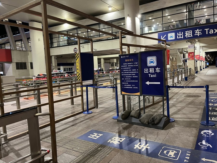 浦东机场T2航站楼出租车乘坐处。