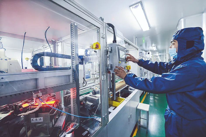 工人在生产电池配件。