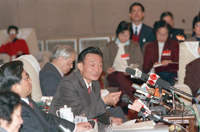 1994年3月，时任上海市委书记的吴邦国同志在全国两会上海代表团全团会议上。新华社记者 刘建国 摄