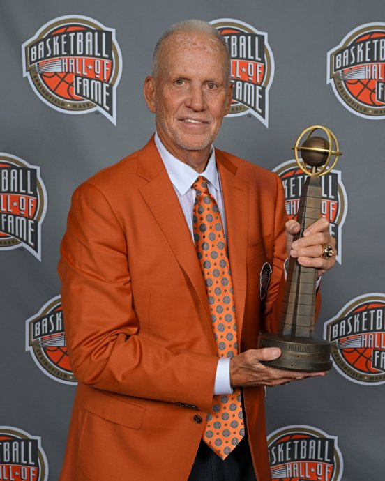 恭喜76人传奇名宿,队史第一名状元秀道格-柯林斯入选奈史密斯篮球名人