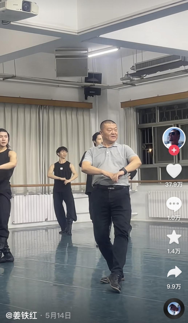 火遍网络的这段舞蹈源于同事无意中的拍摄