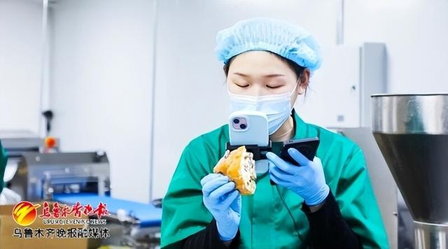 　　在新疆夏贝尔食品有限公司生产车间，主播通过直播形式向网友展示车间生产工艺并介绍产品。记者牟敏摄