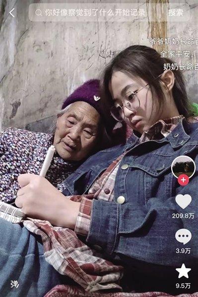 “在奶奶身上，我看到苦难的另一面”