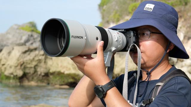 镜头体积小巧，长时间手持拍摄不会疲劳