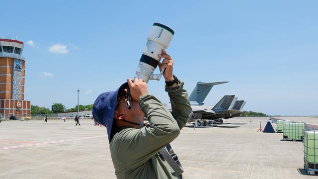 镜头重心位于中部，例如拍摄过顶等画面，托举并不费力